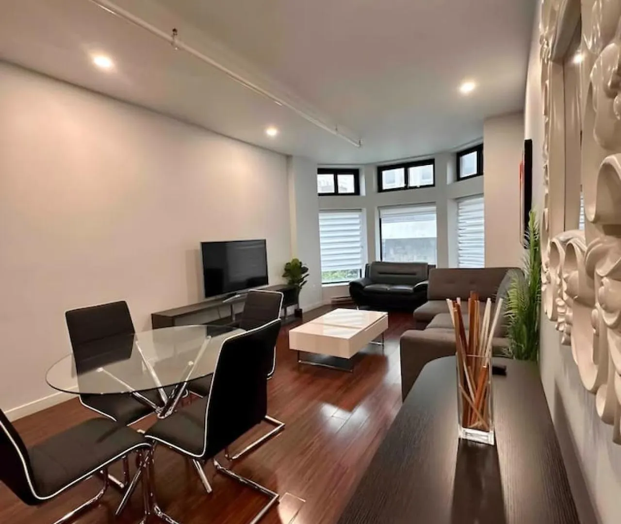 Central 1Bdr Apartment On Bishop Central Mtl Zx6 Montreal